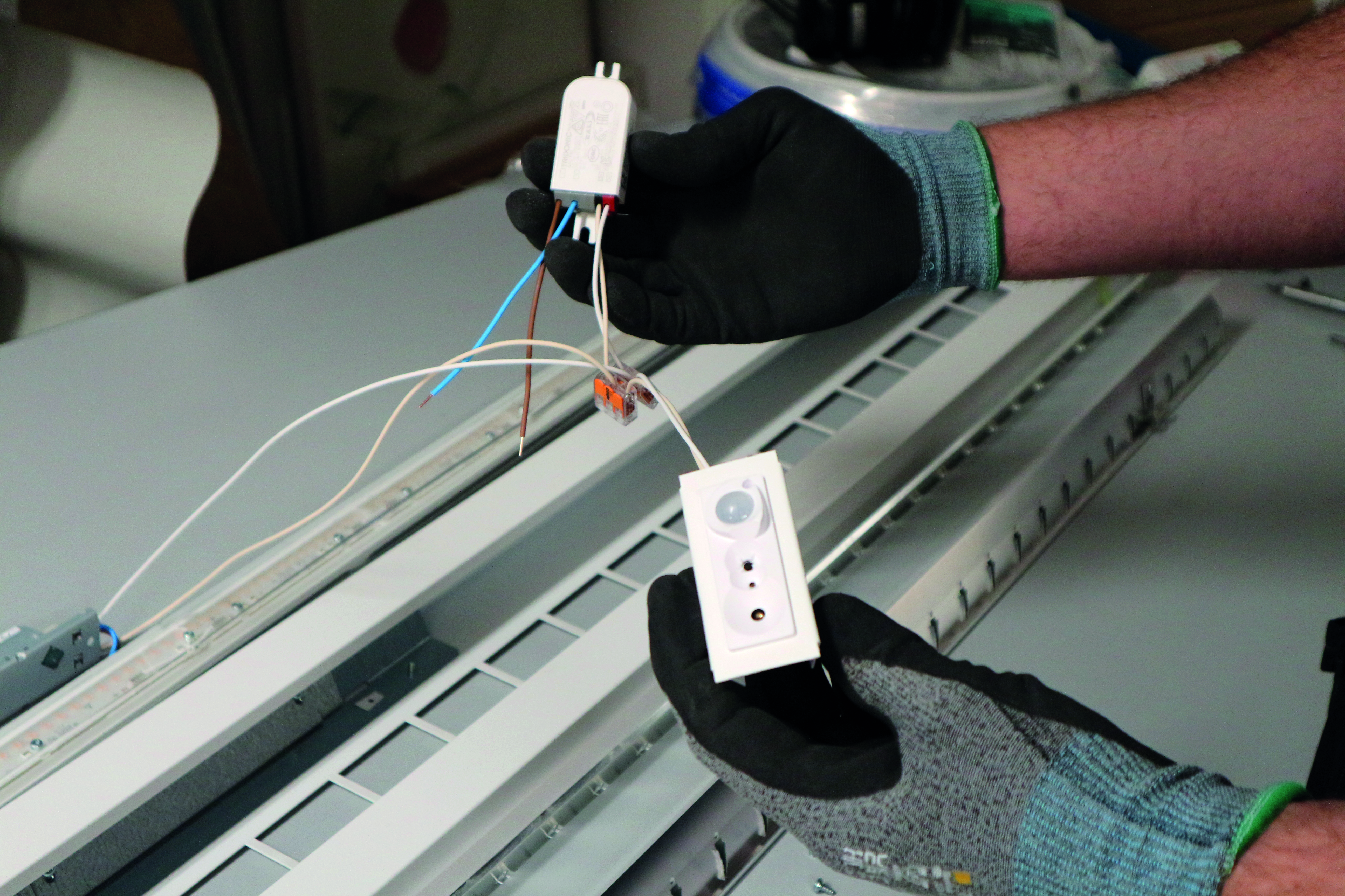 Axel Bäckström byter delar i belysningen.