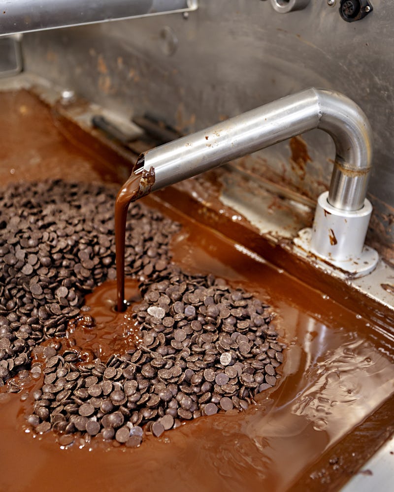 Från chokladdoppningsmaskinen rinner en fin couverturechoklad från Ghana, som innehåller 60 procent kakao. Ingen blockchoklad används.
