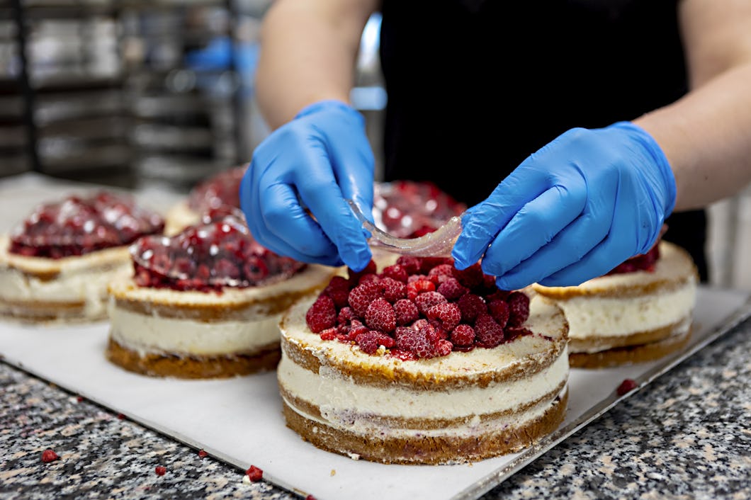Hallontårtorna toppas med överdrag av gjutgelé. ”Den är lite som en manet i konsistensen och smakar som syrligt gelégodis. De populäraste bakverken är med hallon och choklad. Jag gillar smaker som lakrits och svartvinbär, men det bakar vi tyvärr inte med här.”