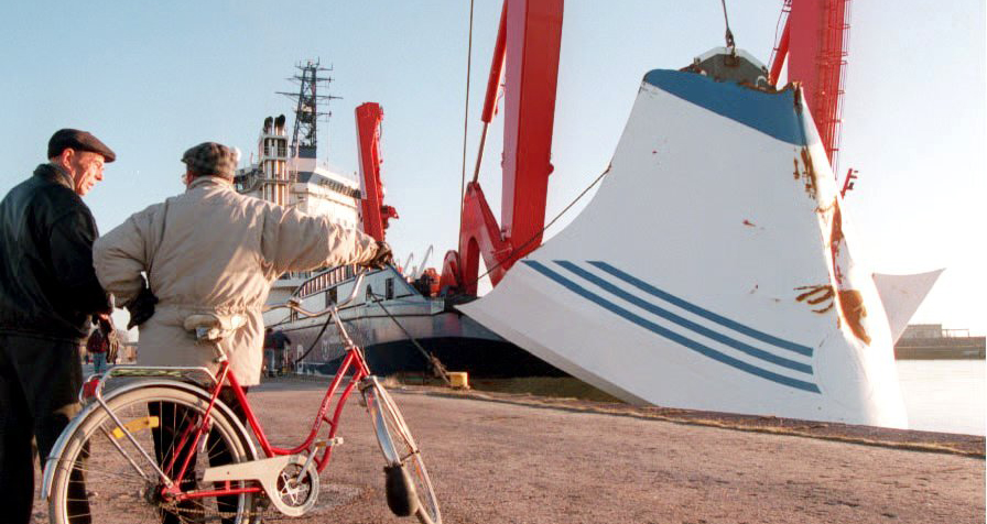 Del av Estonia bogseras efter olyckan 1994.