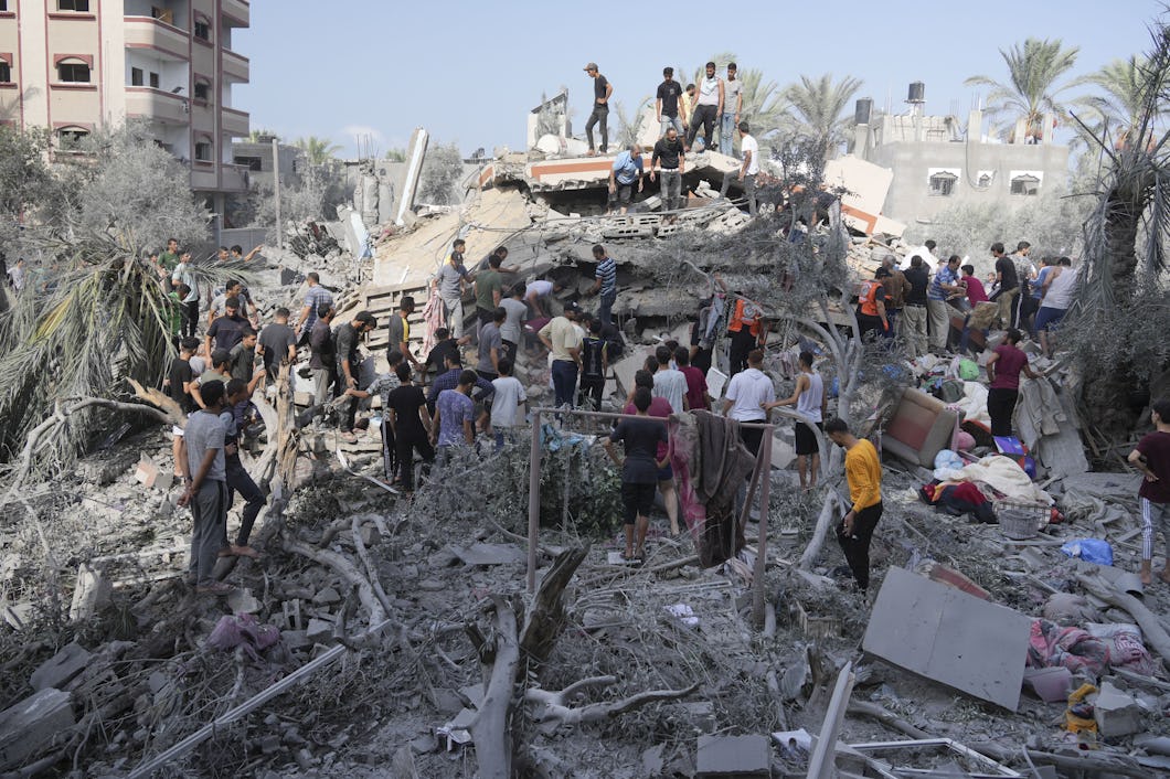 Civila letar över överlevande efter bombningar i Gaza.