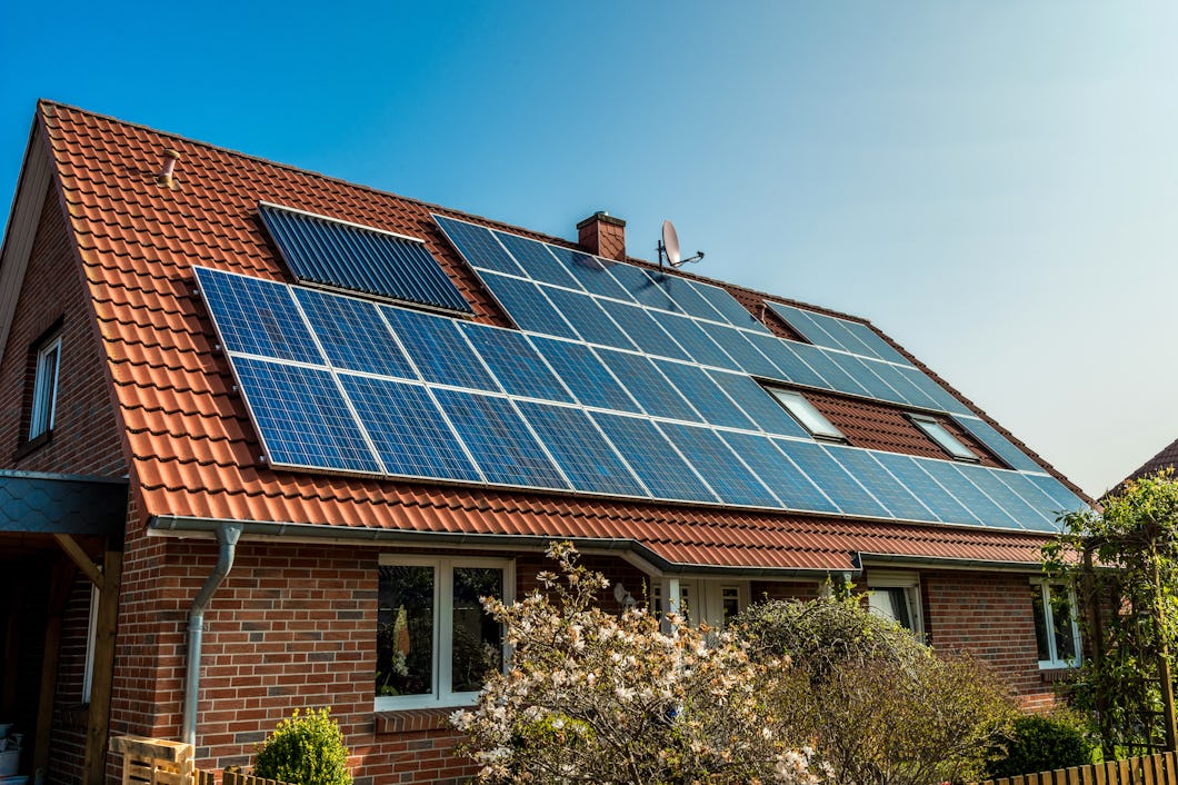 Ett rött tegelhus med solceller.