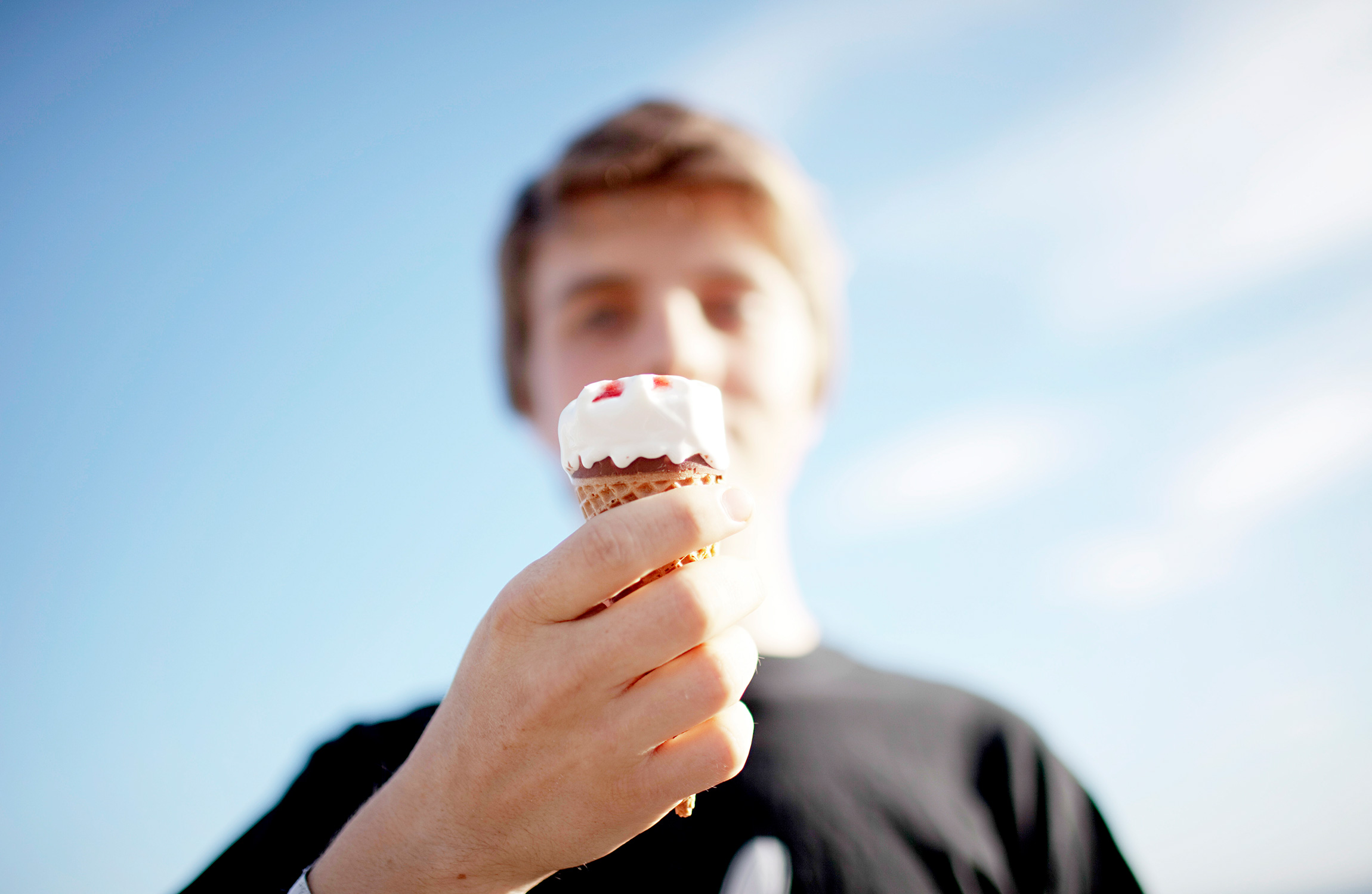 Kille som äter glass. Så många röda dagar får du extraledigt på under 2023.