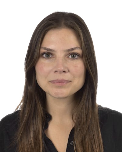 Porträttbild på riksdagsledamoten och Moderaten Louise Meijer.