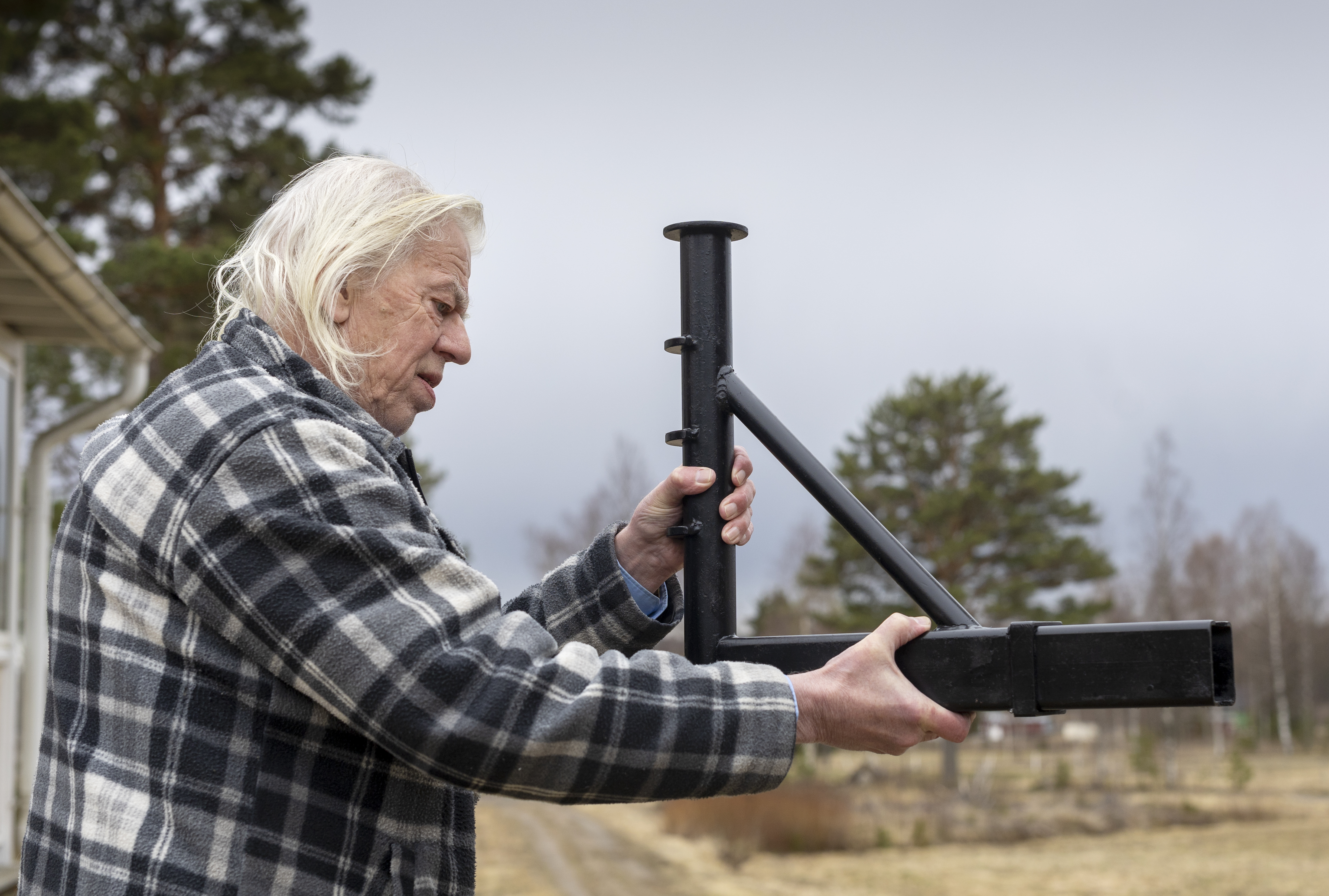 Rolf-Ivar Johansson med sin uppfinning