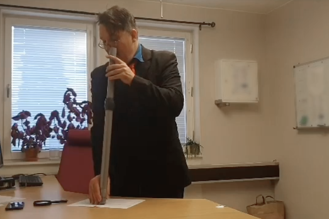 Undersköterskan Mikael Olsson har gjort en egen sketch om 11 timmars dygnsvila.