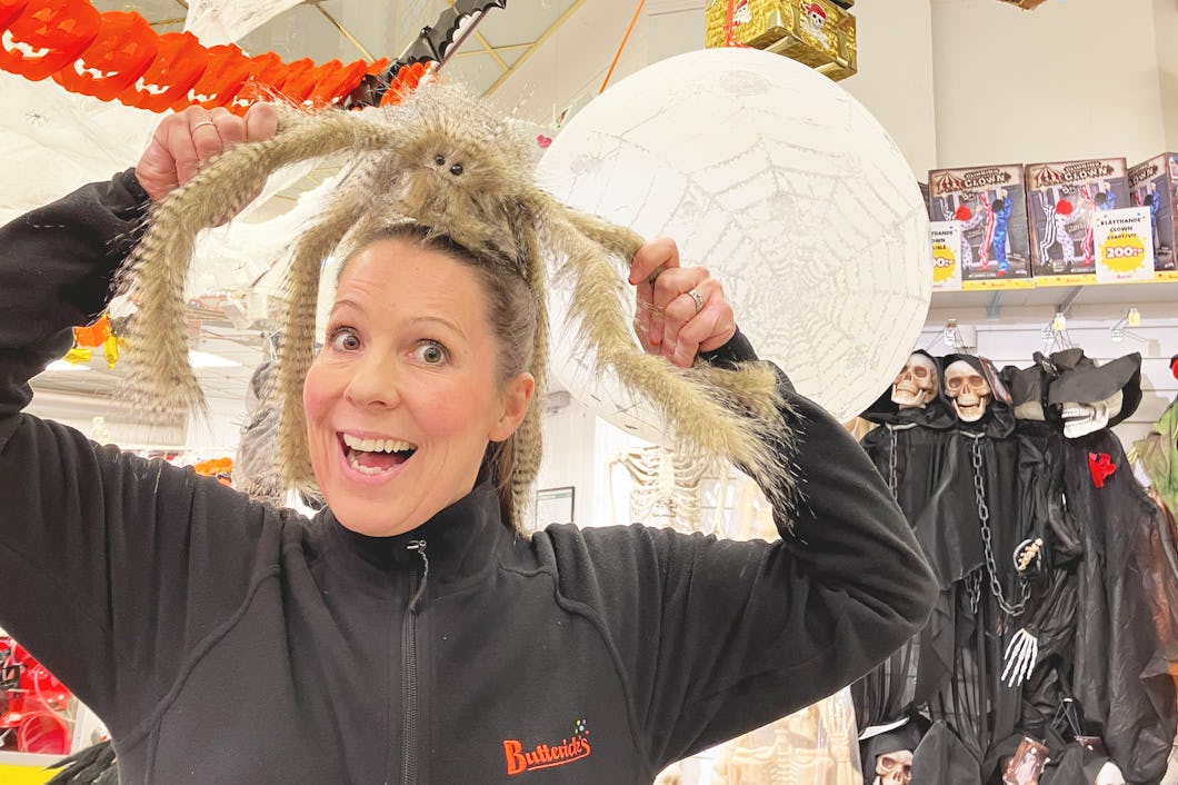 Stina Petrini, affärsutvecklingschef på Buttericks med en spindel på huvudet.