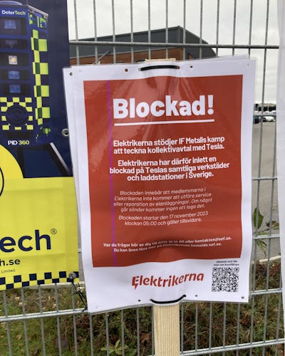 En skylt med orden blockad på framför ett staket.