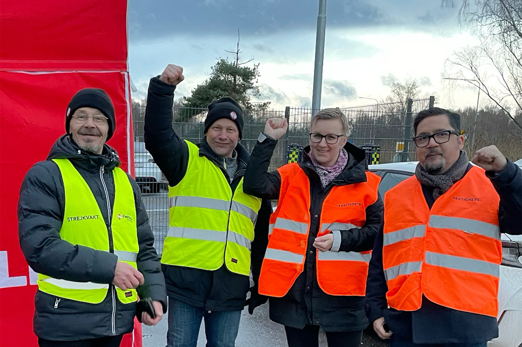 Elisabeth Antfolk och Alex Santeberes från Fastighets (i röda västar) tillsammans med två strejkvakter från IF Metall i samband med att blockaden utökades på torsdagseftermiddagen.