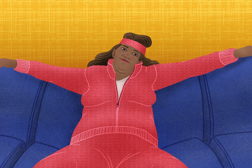 Illustration av en kvinna som har träningskläder men sitter nedsjunken i en soffa.
