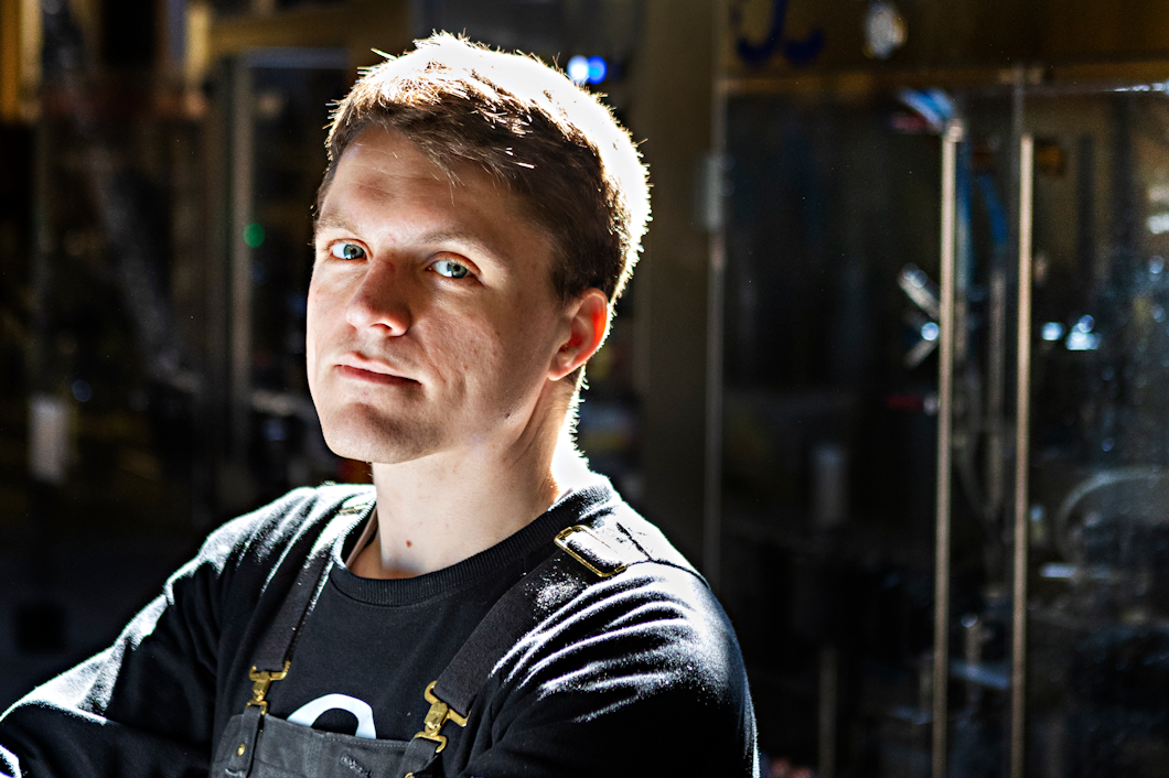 Karl Janred har jobbat på O/O Brewing sedan i februari. Han trivs med att vara på en liten arbetsplats. – Här behöver alla kunna alla arbetsmoment. Det gör arbetet väldigt omväxlande. En fördel han ser med att vara på just en liten arbetsplats är möjligheten att kunna påverka. Men det finns också utmaningar: - Man behöver oftast jobba lite mer än om man är på en större arbetsplats. Då blir ännu viktigare att platsen man är på är bra, att folk är snälla mot varandra och att chefer och ägare förstår vad arbetet som bryggare innebär. Jag har goa arbetskamrater, det är viktigt. Speciellt när vi är så få. På fritiden skapar Karl musik, han tycker om den kontrasten till det lite strikta i ölbryggandet. – Till skillnad från musik så är bryggandet väldigt styrt. Det finns väldigt många principer man följer och man vet att om man följer dem kommer ölet smaka väldigt gott i slutändan.