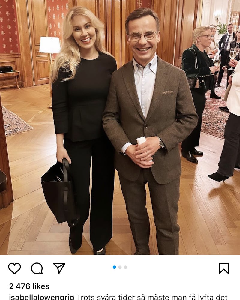 Isabella Löwengrip böjds in till mingel av statsminister Ulf Kristersson (M).