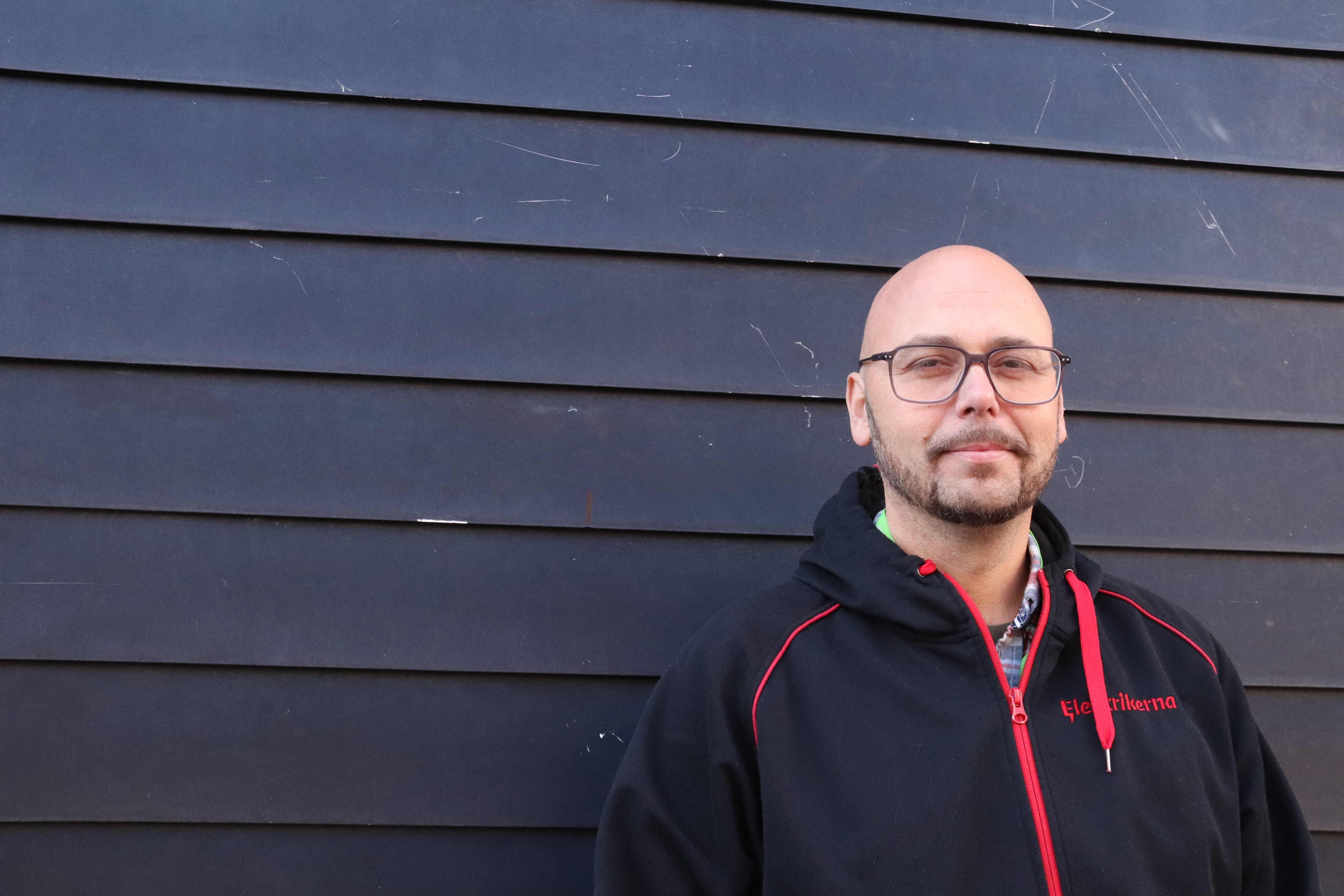 Otto Korhonen, ombudsman och regionalt skyddsombud för Elektrikerna mot en svart vägg.