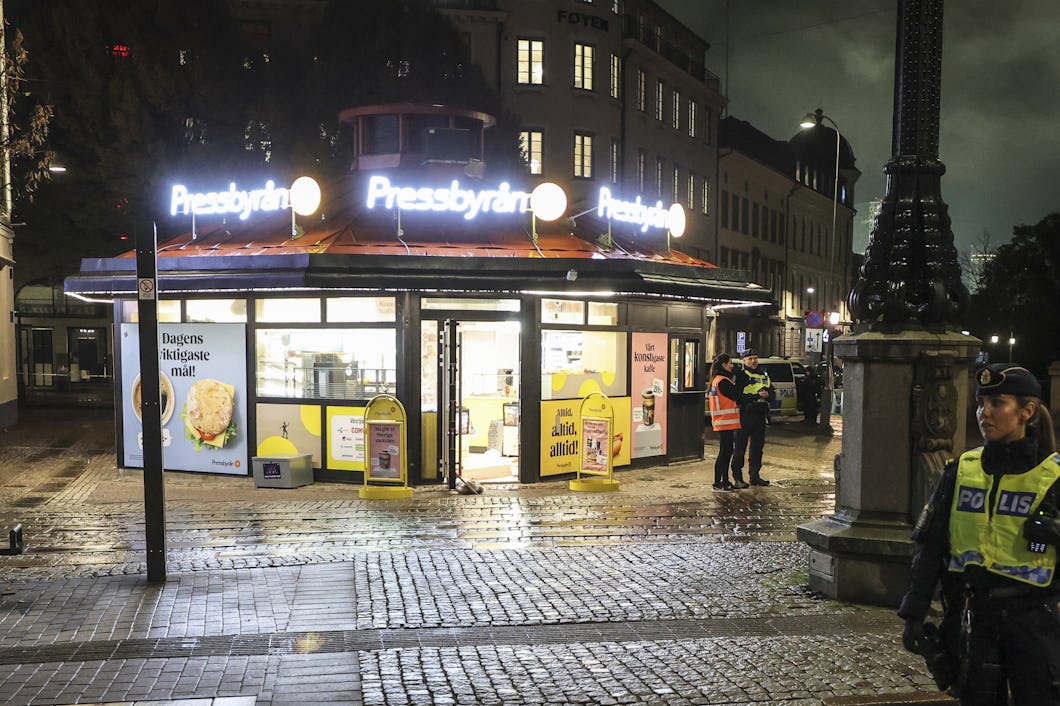 Polis på plats vid Pressbyrån på Kungsportsplatsen i centrala Göteborg, där en man i 20-årsåldern sköts på onsdagskvällen.