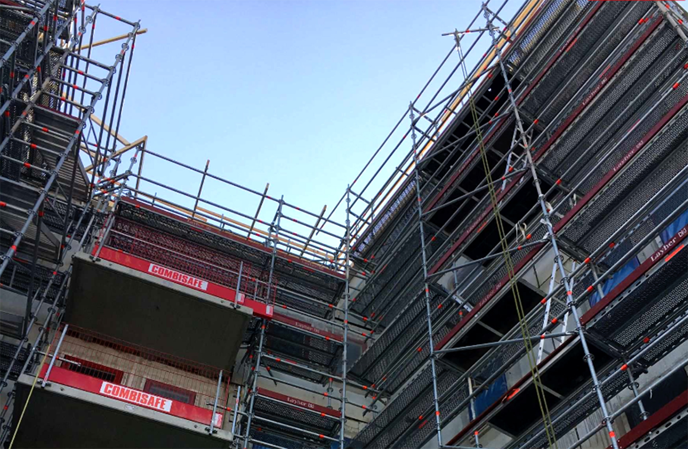 En byggarbetsplats där en snickare föll ihjäl.