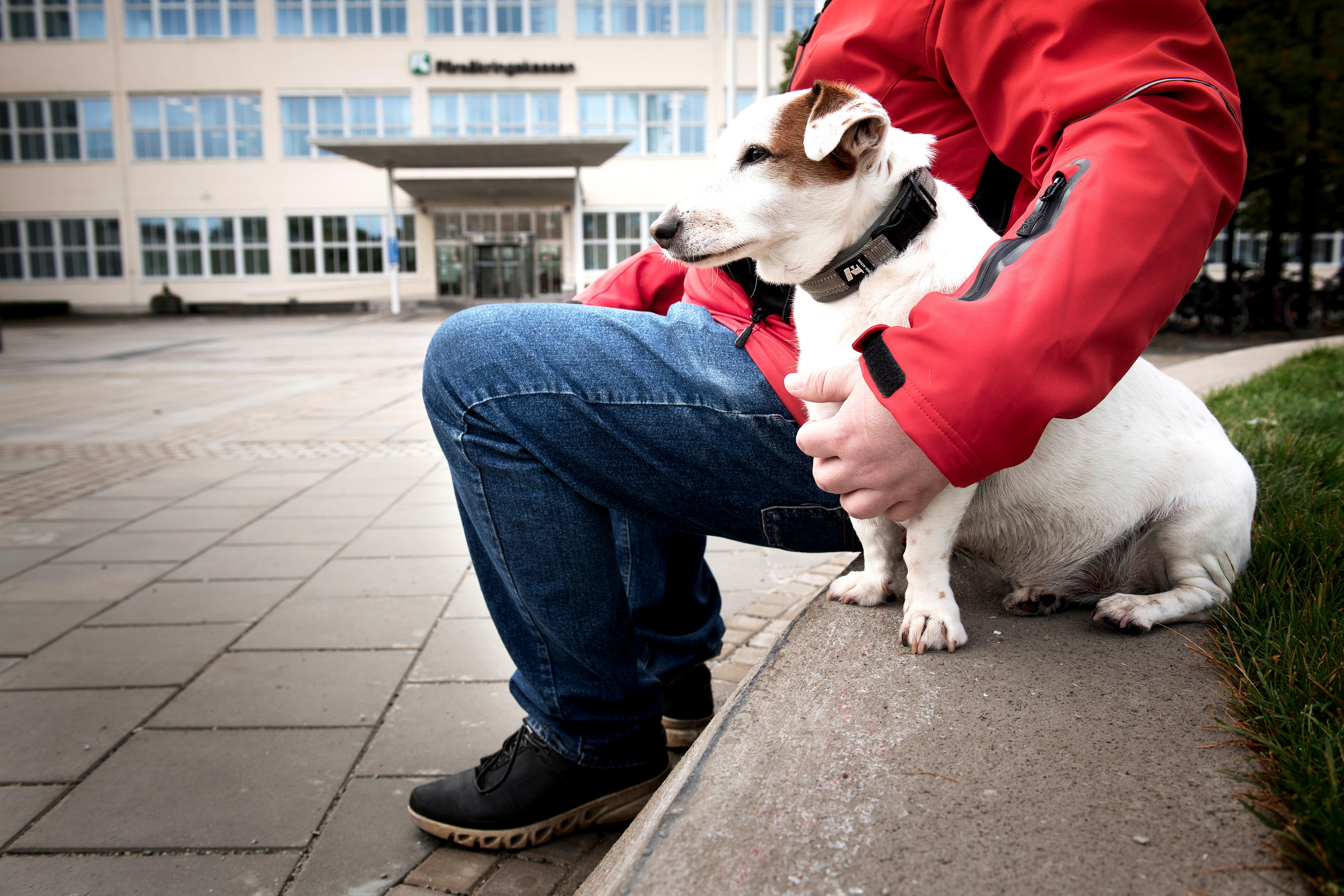 Utförsäkrade Stefan utanför Försäkringskassan.