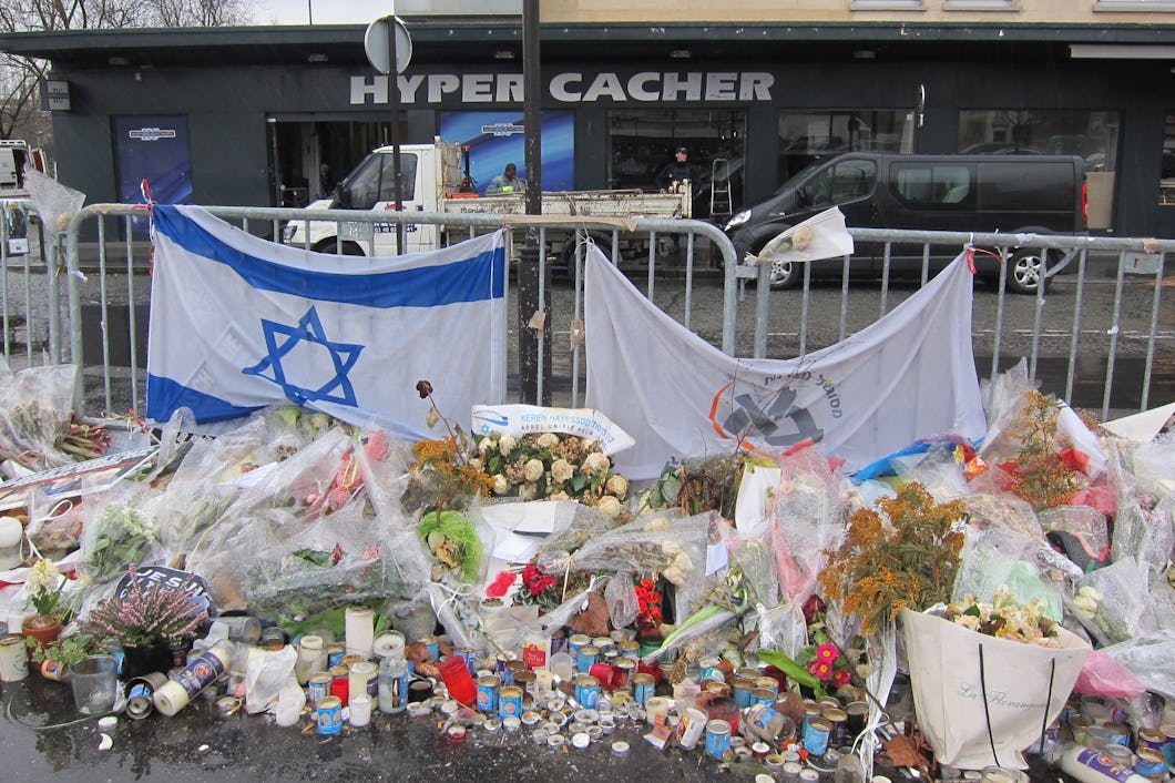 Tusentals med blombuketter, skyltar och brev omgärdar kosherbutiken Hyper Cacher i sydöstra Paris där fyra judar föll offer för den militanta islamisten Amedy Coulibaly i terrorattentatet den 9 januari 2015.