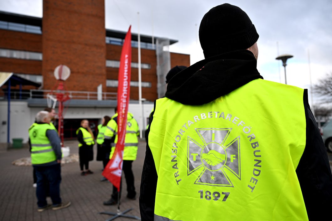 Representanter från fackförbundet Transport på plats i hamnen i Malmö på tisdagseftermiddagen då strejken mot Tesla utvidgades.