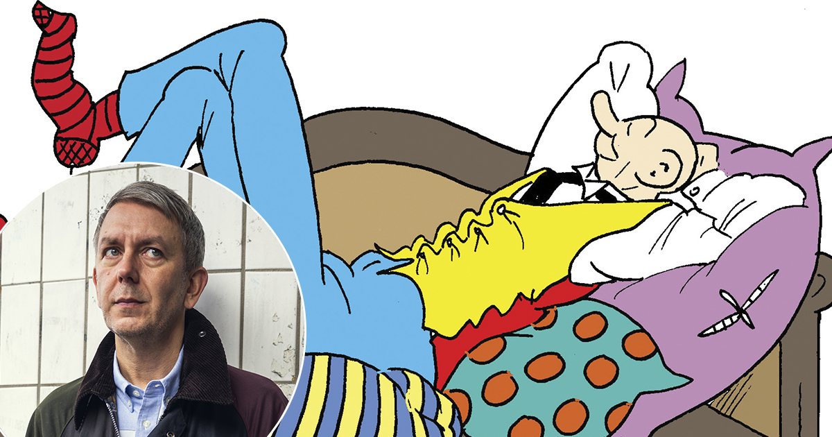 En man ligger på en säng bredvid en seriefigur.