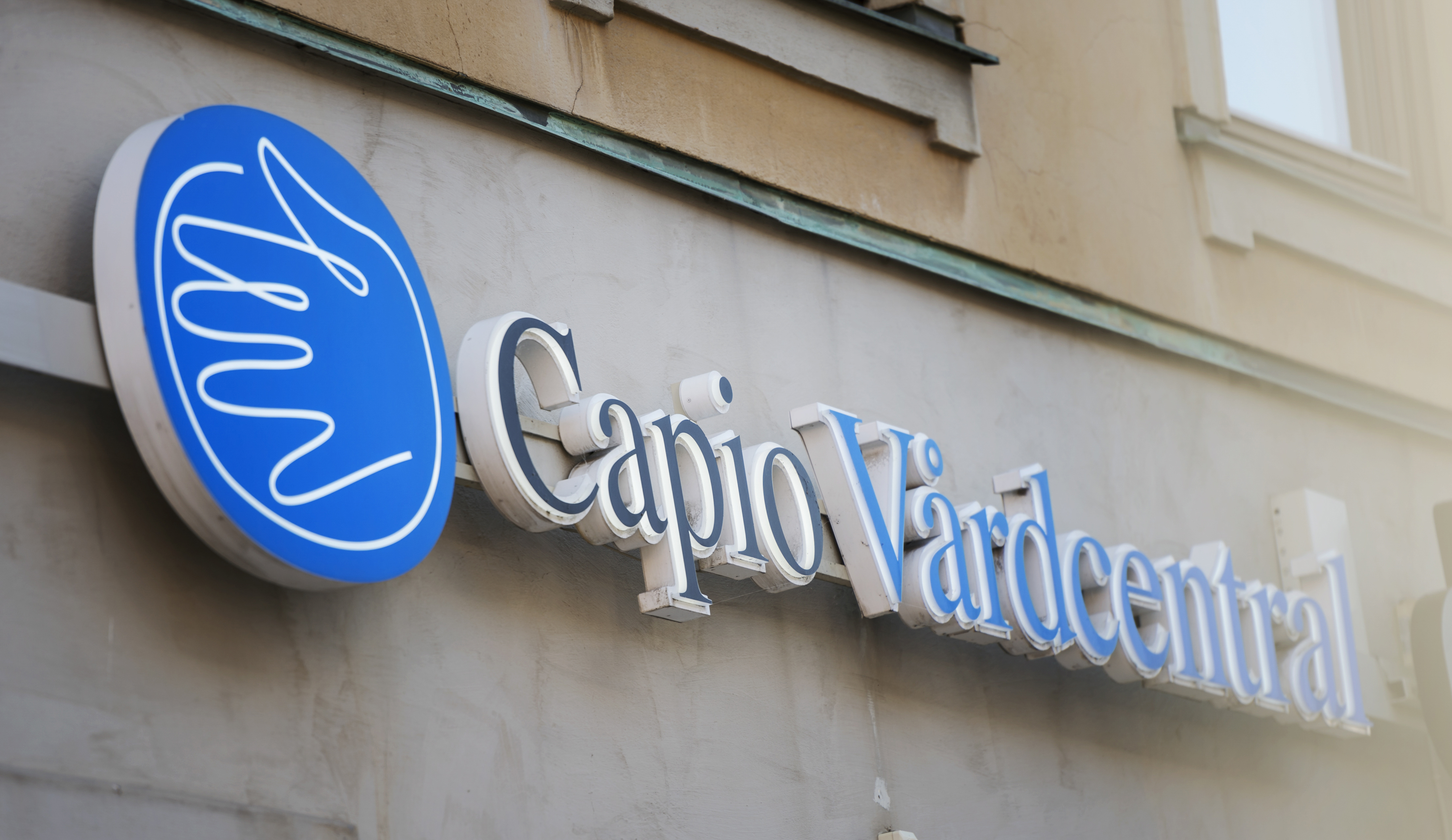 En byggnad med en skylt som säger Capio Vårdcentral.