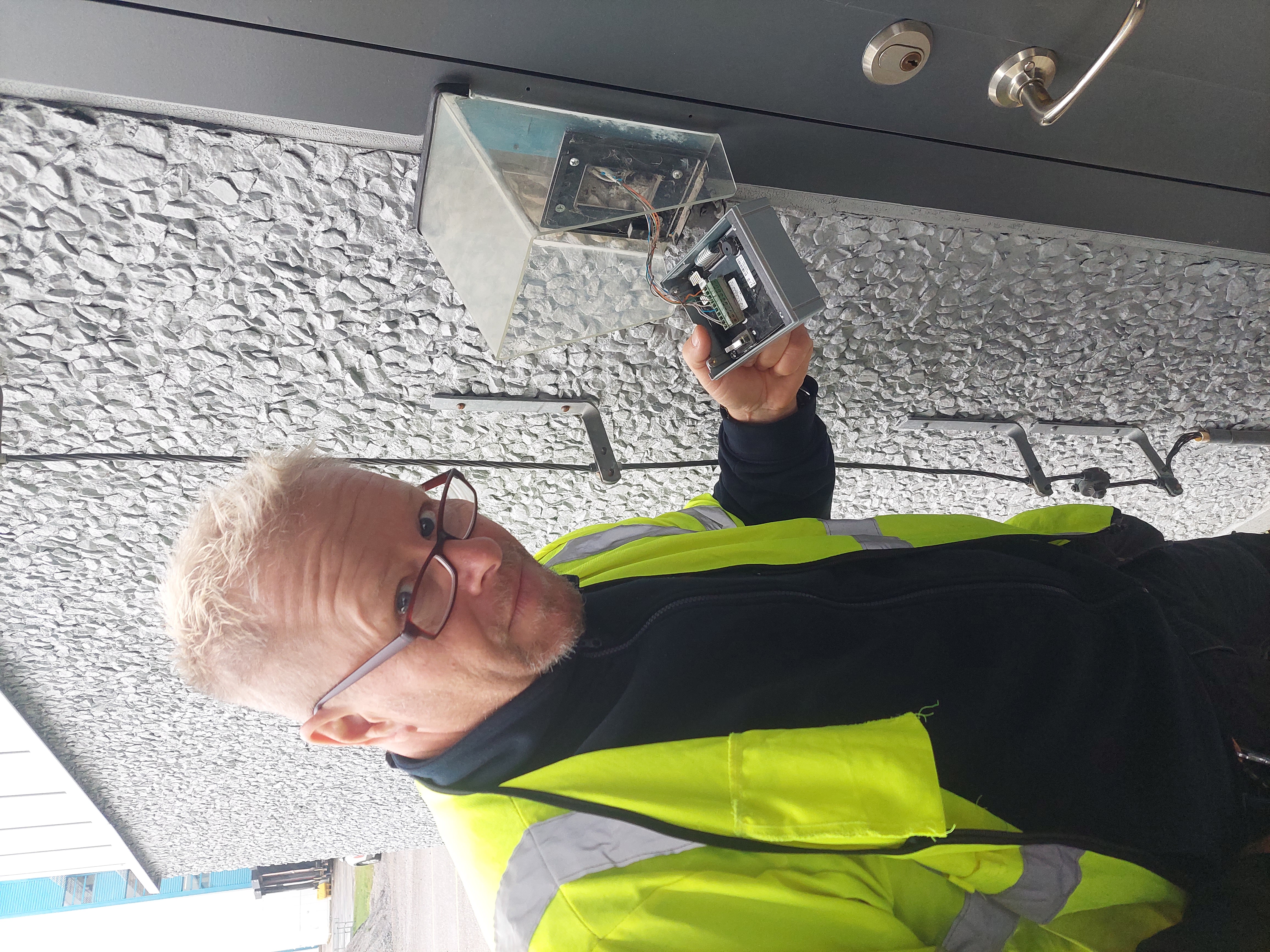 Joakim Kjörling installerar larm.