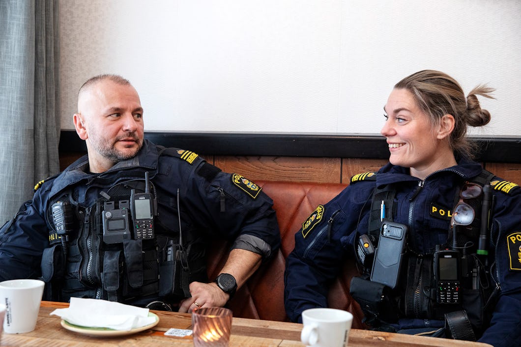 Poliserna Rebecca Augustin och Joachim Björk på ett fik.
