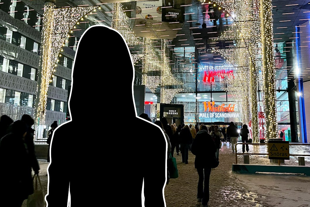 En siluett av en kvinna som står framför en Mall of Scandinavia.
