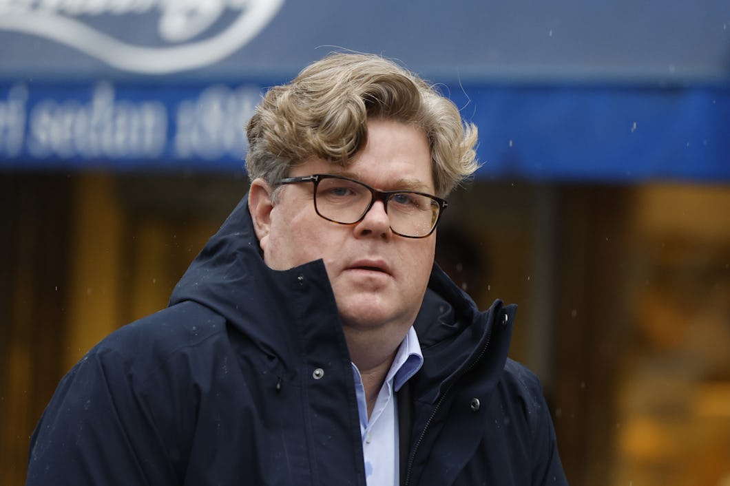 Gunnar Strömmer står utanför en byggnad.