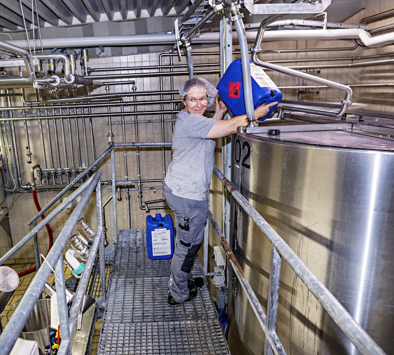 I beredningen, där Veronica Rembeck jobbar, sker det mesta automatiskt. Men till exempel aromer måste hällas i manuellt. Här är det hjortronarom som får sätta smak på glöggen.