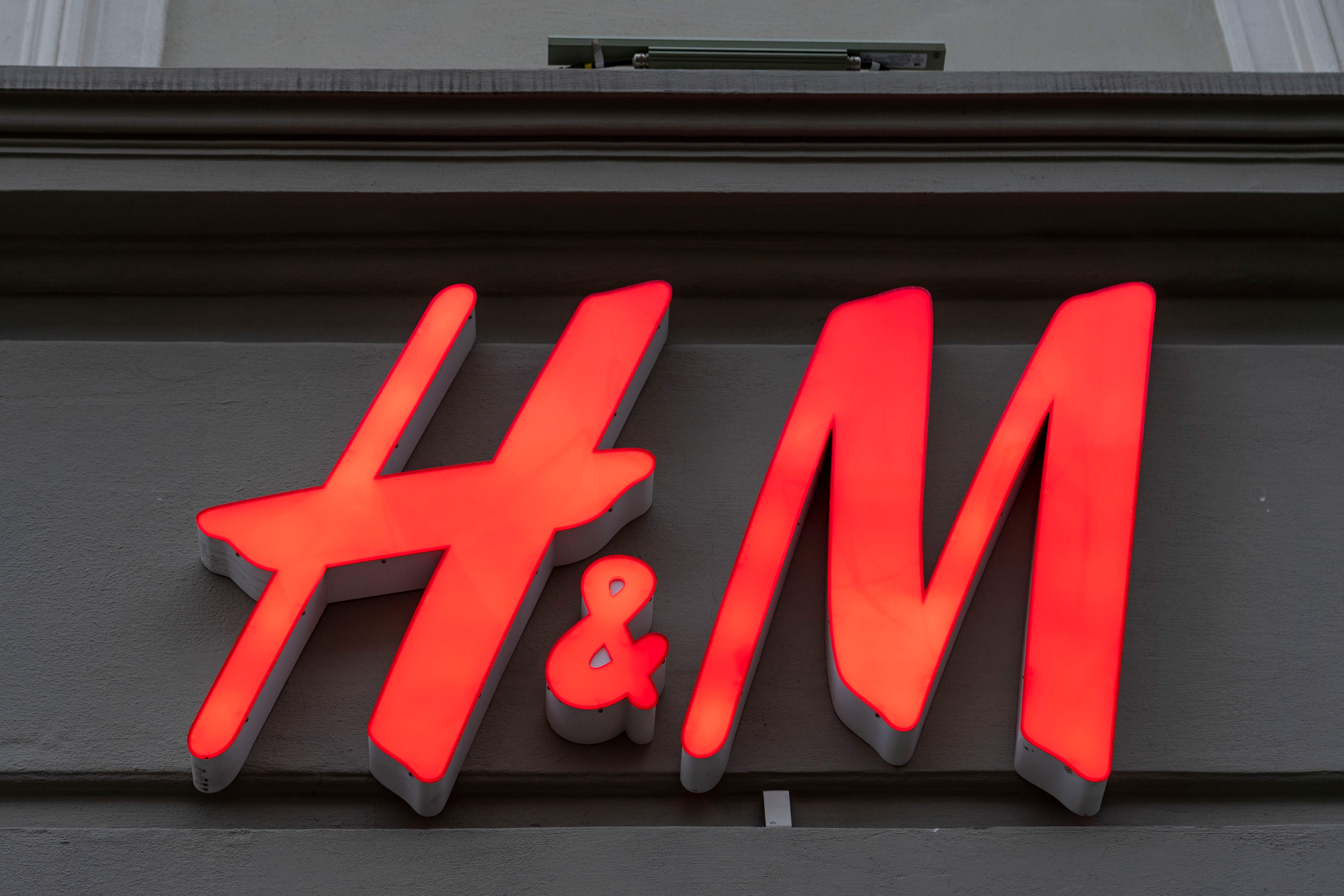 En röd h&m-skylt på en byggnad.