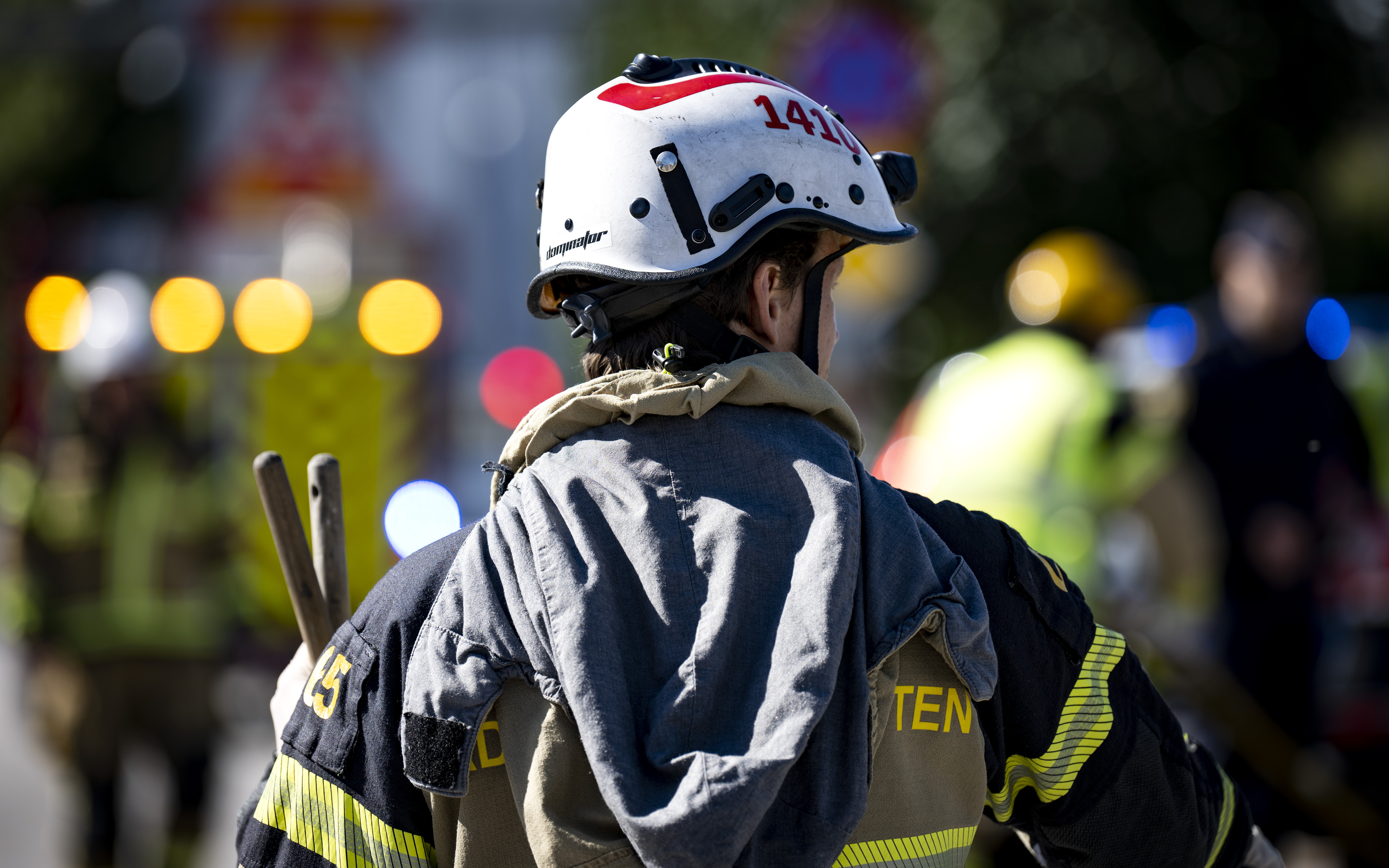 En brandman som bär hjälm.