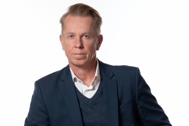 Johan Olofson, förvaltningsdirektör för förskoleförvaltningen i Göteborgs stad, poserar i blå kostym.
