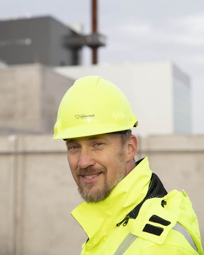 Porträtt på Jonas Holmberg, informationschef på Borås Energi och Miljö, framför kraftvärmeverket vid Sobackens avfallsanläggning.