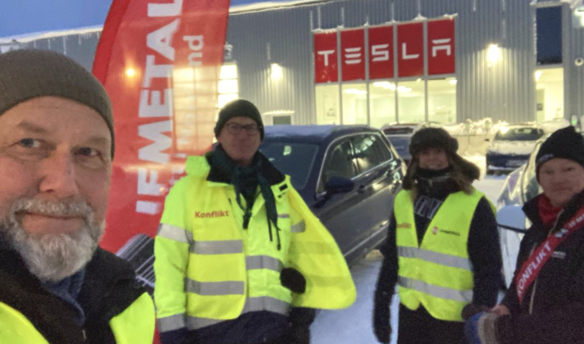 Jonas Sjöstedt med tre strejkvakter utanför Tesla i Umeå.