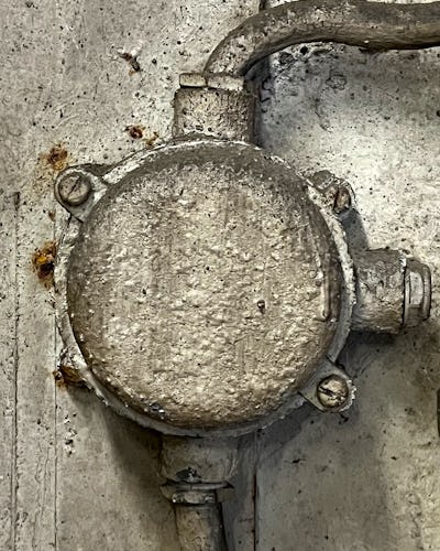 En närbild av en metallventil på en vägg.