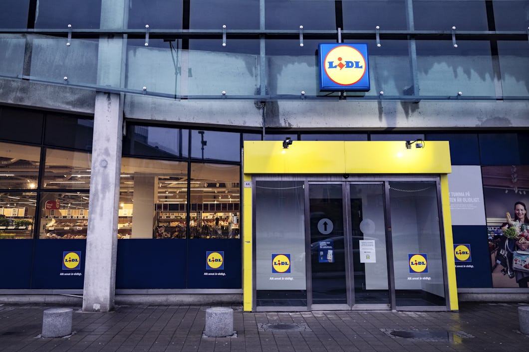 Entrén till en Lidl-butik med gul och blå skylt.