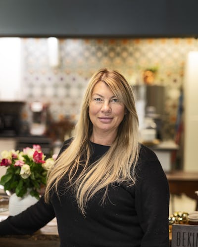 Malin Enström står inne i second hand-butiken Ladan.