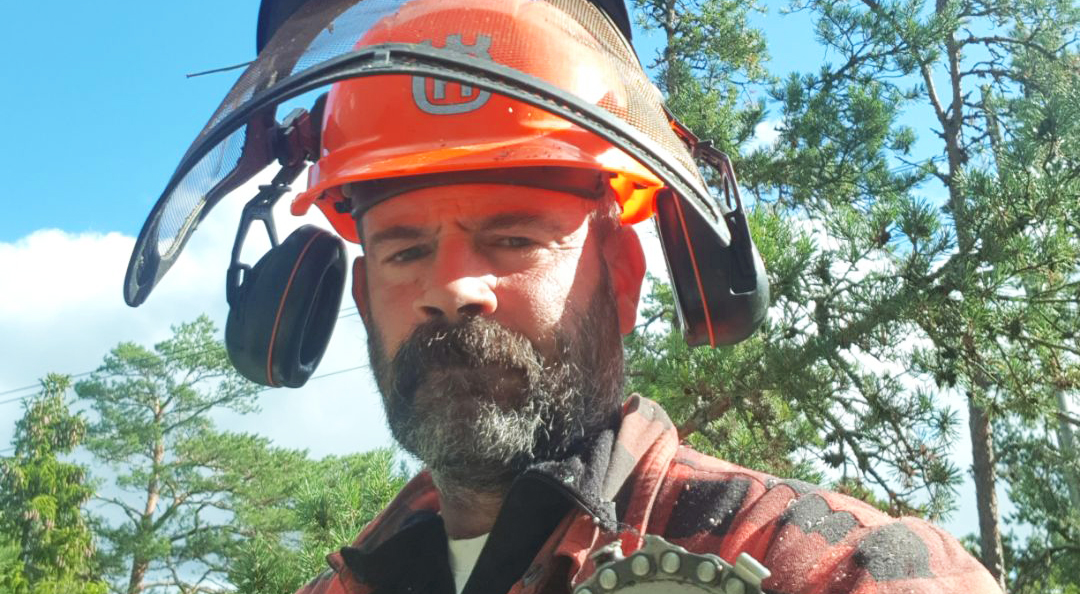 En skäggig man som bär en hjälm.