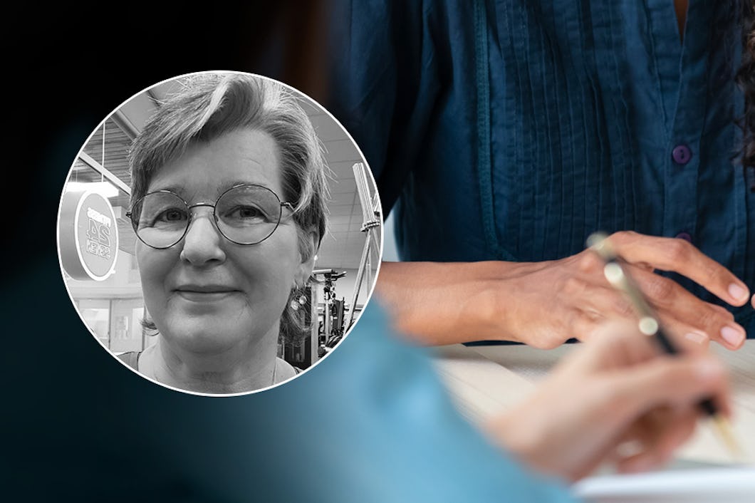 Två personer sitter vid ett bord och har introduktion