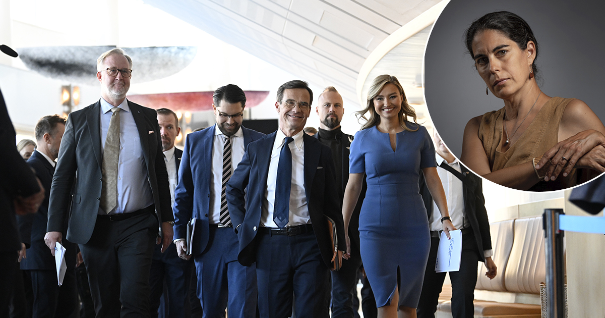 Tidöpartiernas partiledare i kostym och slipsar går nerför en korridor.