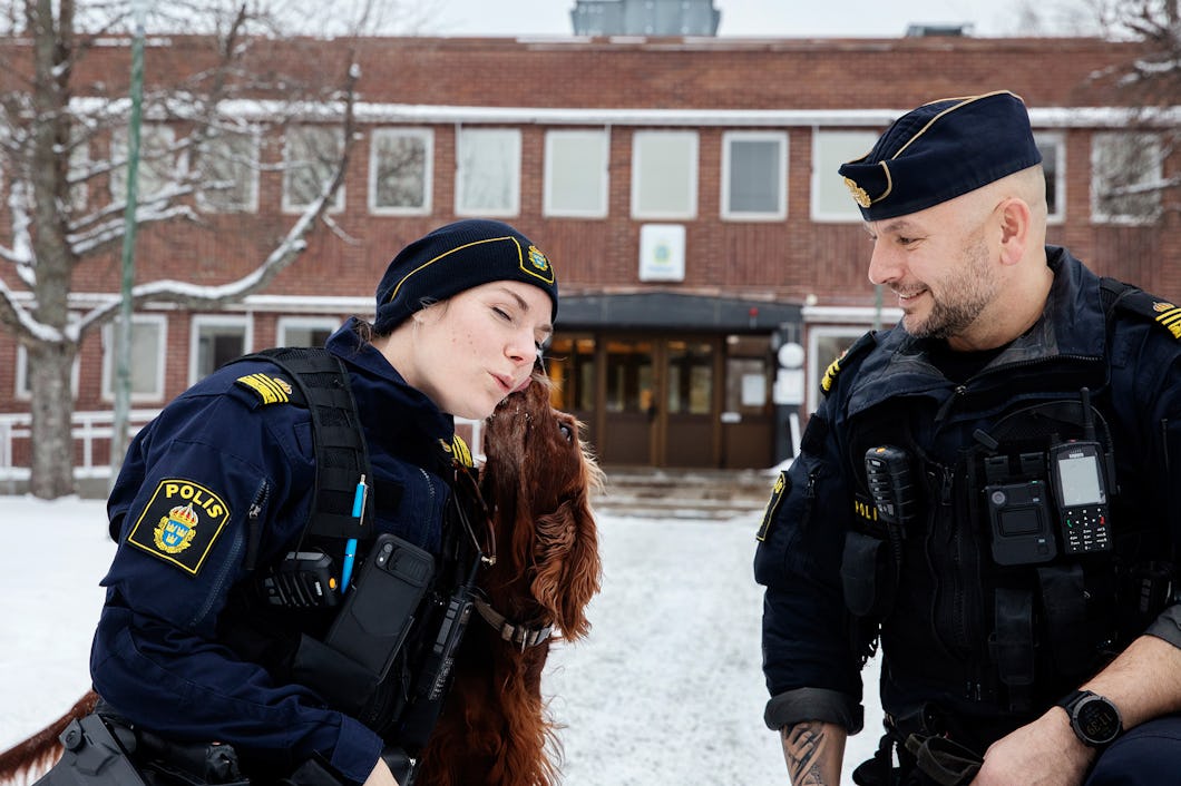 Poliserna Rebecca Augustin och Joachim Björk med hunden Zally.