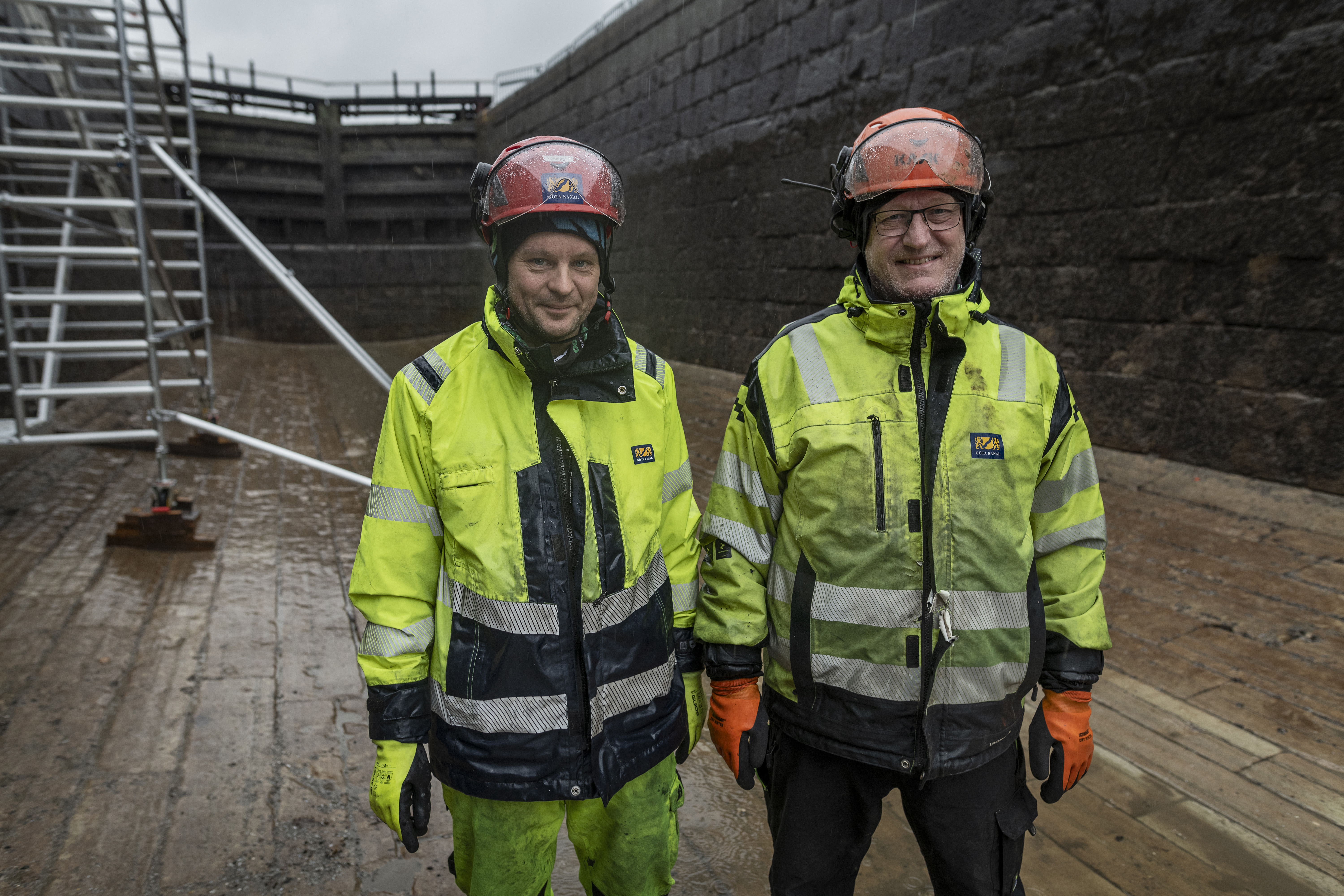 Porträtt på kanalreparatörerna Gustav Andersén och Niklas Franzén i hjälmar och gula arbetskläder.