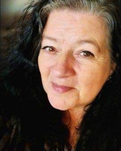 Winnie Kavsjö, huvudskyddsombud på Kommunal, med långt hår poserar för ett foto.