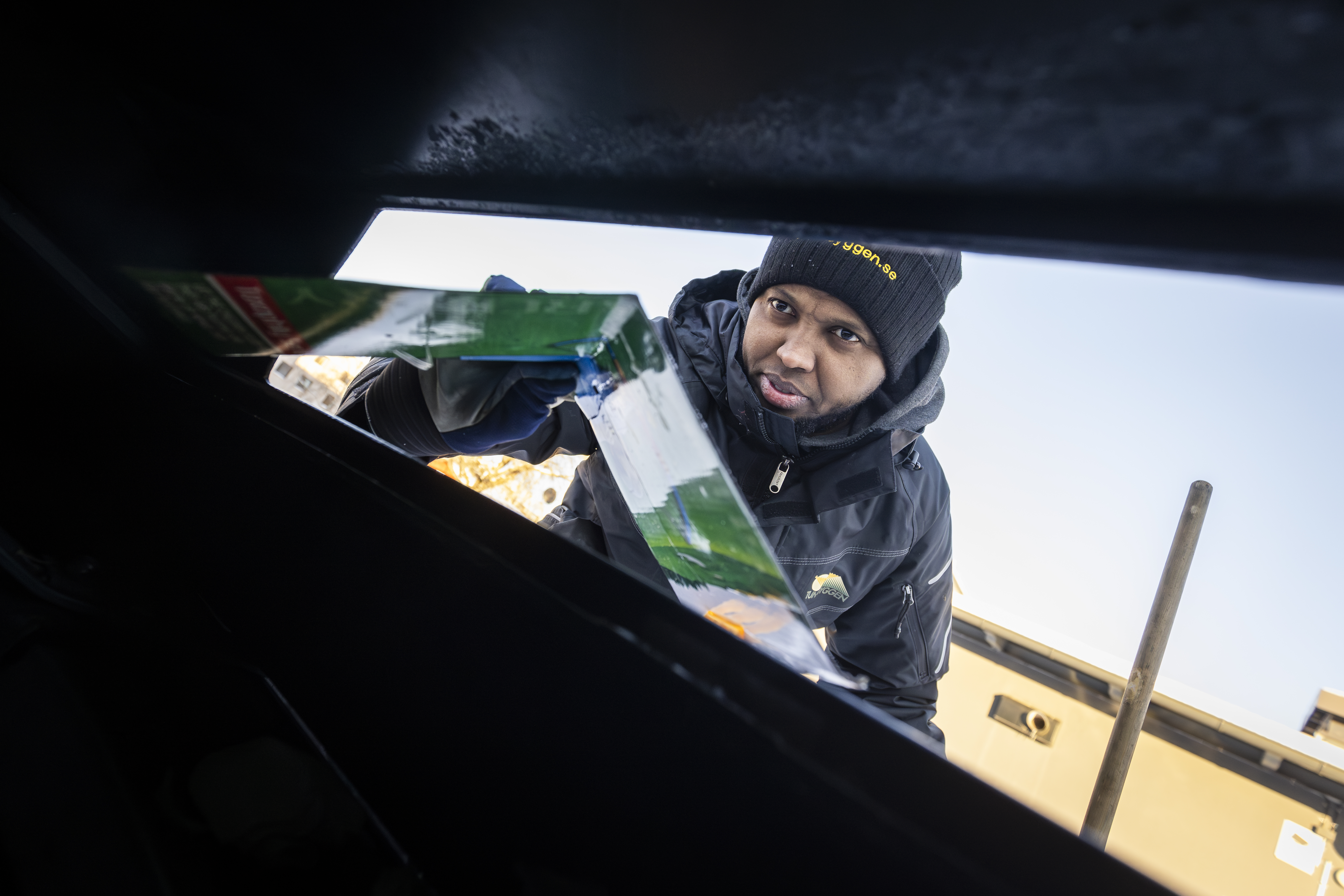 Bild tagen genom öppningen på en sopcontainer där Sharaara Kahiye tittar in.