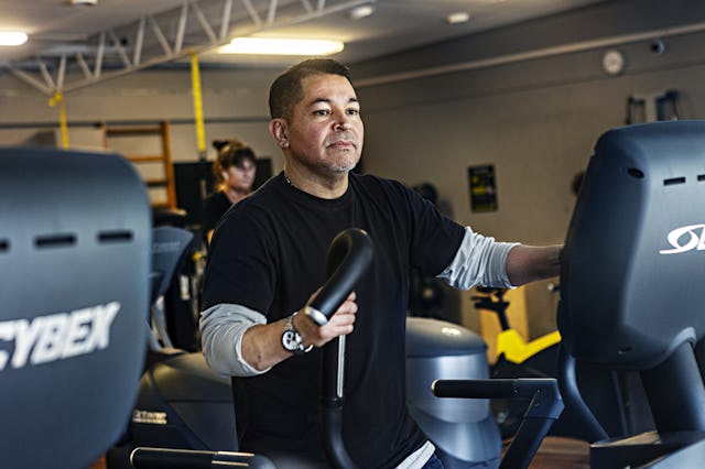 Antonio Isla på ett löpband i ett gym.