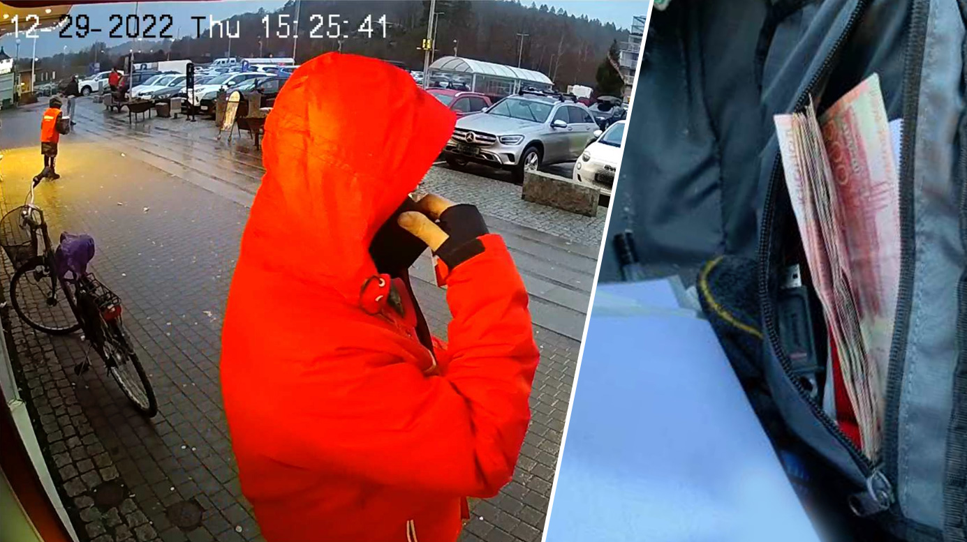 Person som tar ut kontanter vid en bankomat.