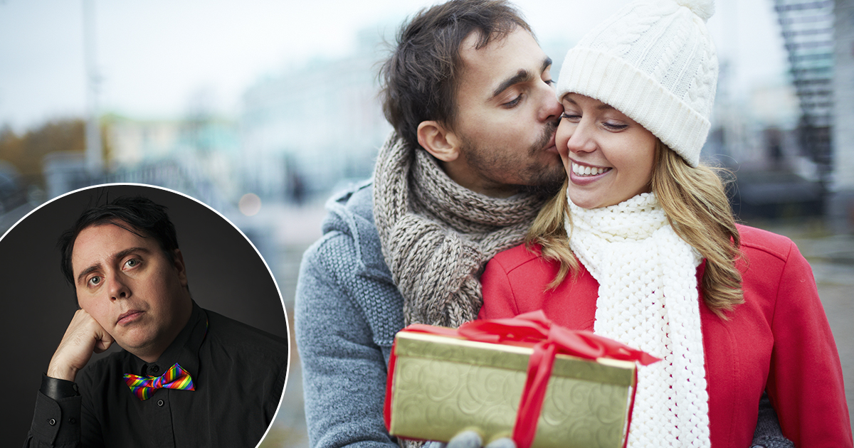 En man som kysser en kvinnas kind.