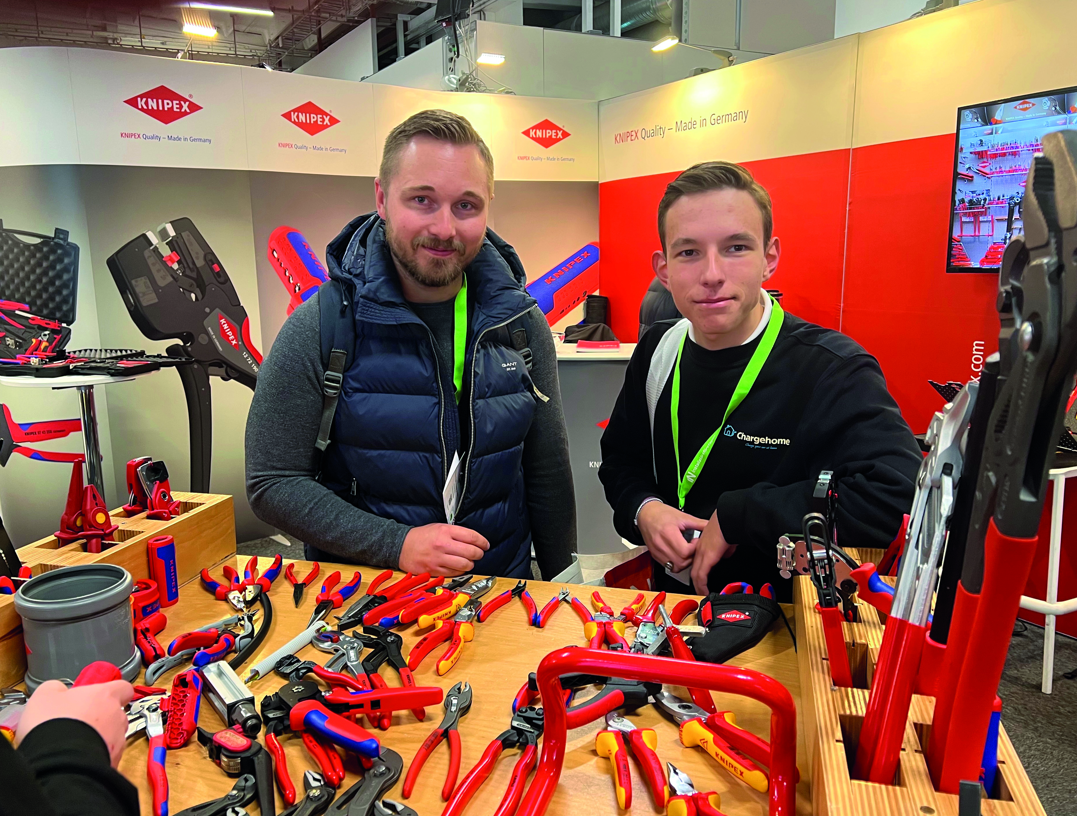 Två män står framför ett bord fullt med verktyg.