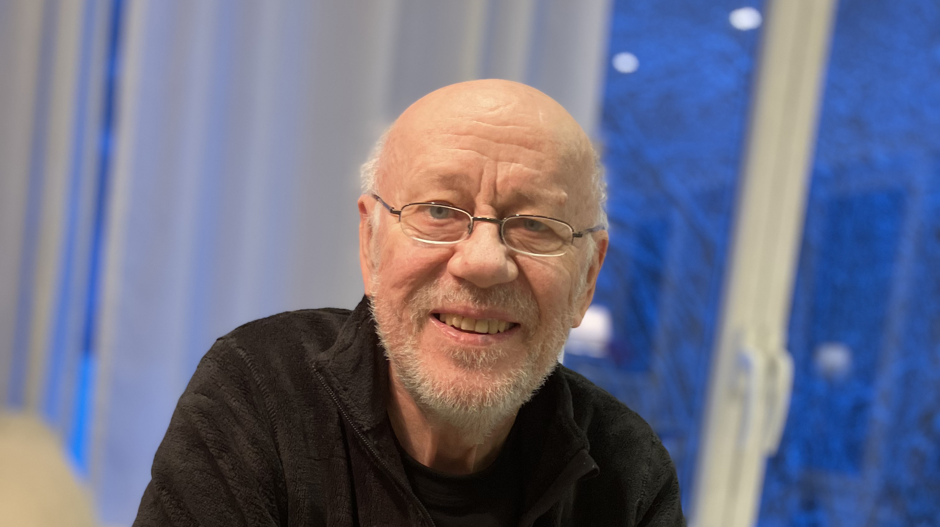 En man tittar rakt in i kameran.