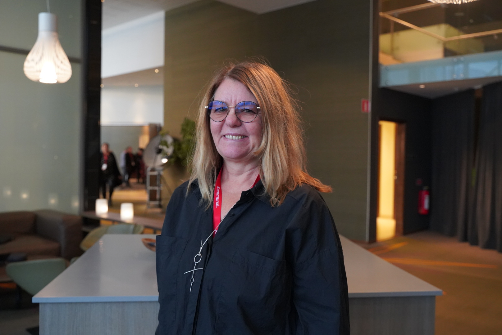 Maria Jörnmalm Andersson i glasögon på ett kontor.